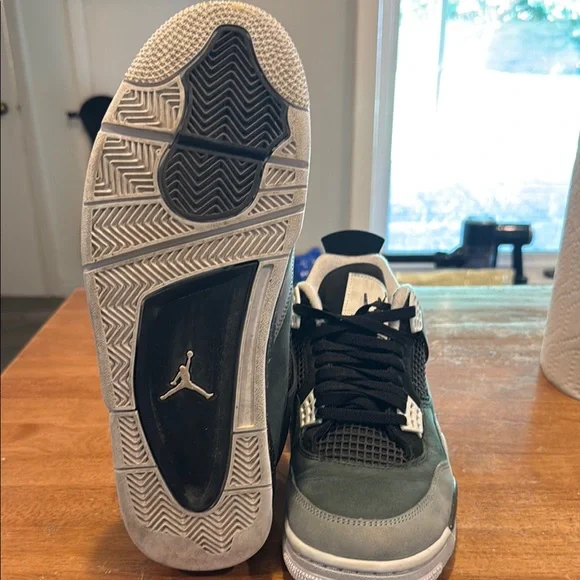 Nike Air Jordan 4 Retro Fear. Excellent condition. No flaws. Gently used.